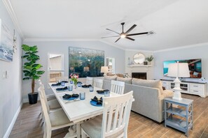 Dining - Luxurious Spa Retreat with Stunning Pool in Palm Harbor (Palm Harbor)