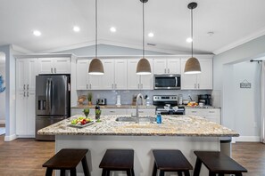 Fridge, microwave, oven, stovetop - Luxurious Spa Retreat with Stunning Pool in Palm Harbor (Palm Harbor)