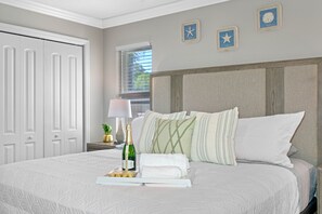 4 bedrooms, desk, iron/ironing board, free WiFi - Luxurious Spa Retreat with Stunning Pool in Palm Harbor (Palm Harbor)