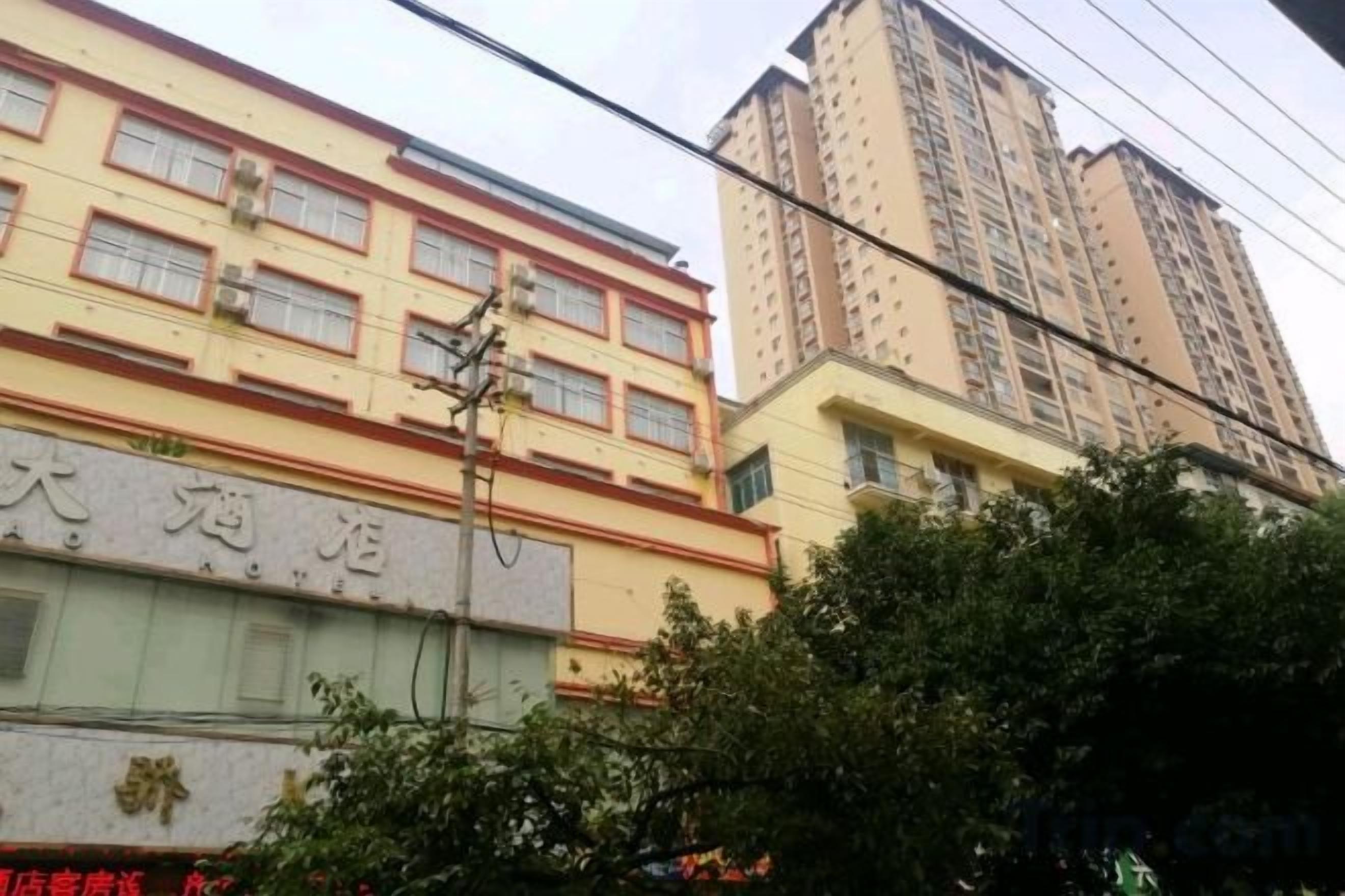 A multi-story building with a sign indicating a hotel.