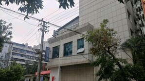 Un edificio de diseño moderno, con fachada plana y grandes ventanales.