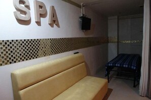 A spa room with a bed, a bench, and a wall-mounted speaker. - Chinatown Lai Lai Hotel Manila (City of Manila)
