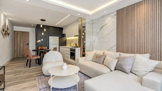 A modern living room with a sofa, a dining area with chairs, and a kitchen with a marble backsplash. - delite* Elite Heaven:Luxurious1Bed+1bath (Medellín)