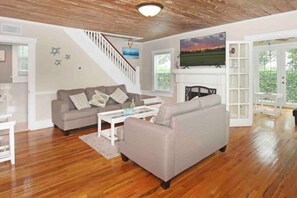 TV, fireplace