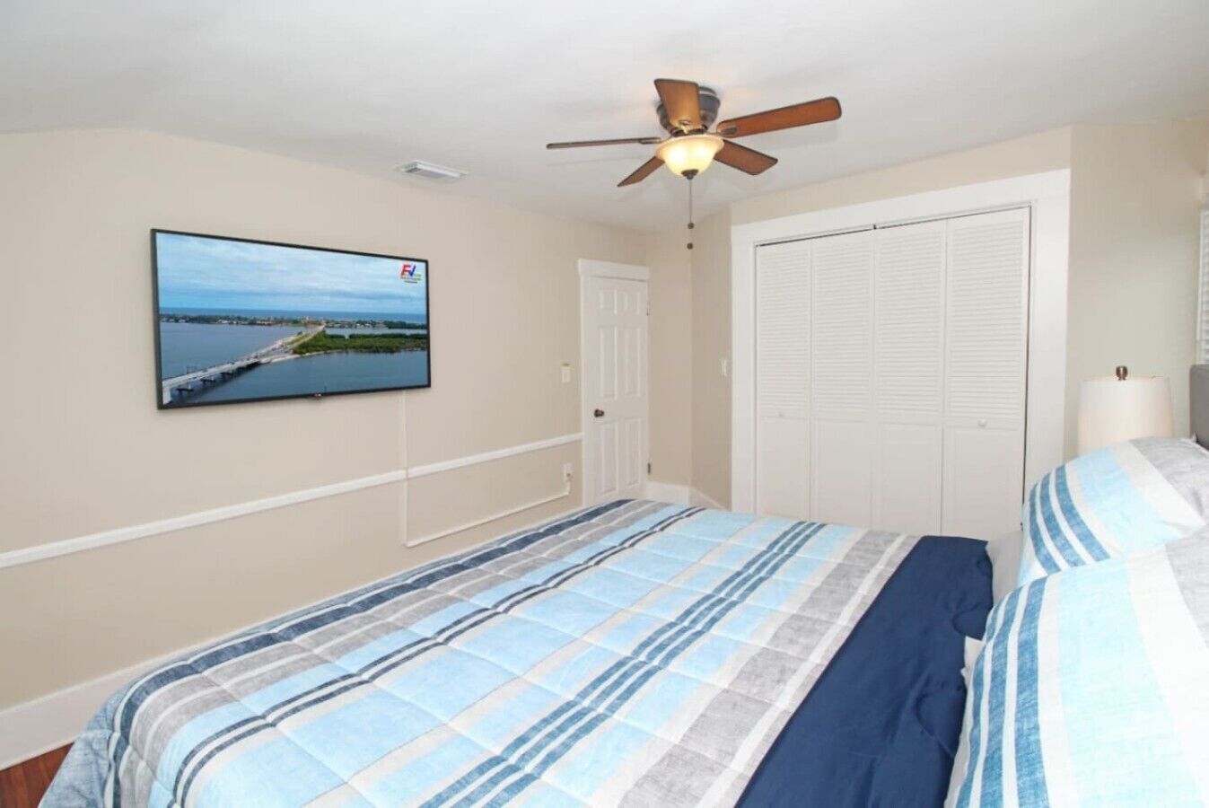 Desk, iron/ironing board, WiFi, bed sheets