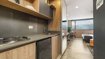 Refrigerador, microondas, parrilla de estufa y cafetera y tetera