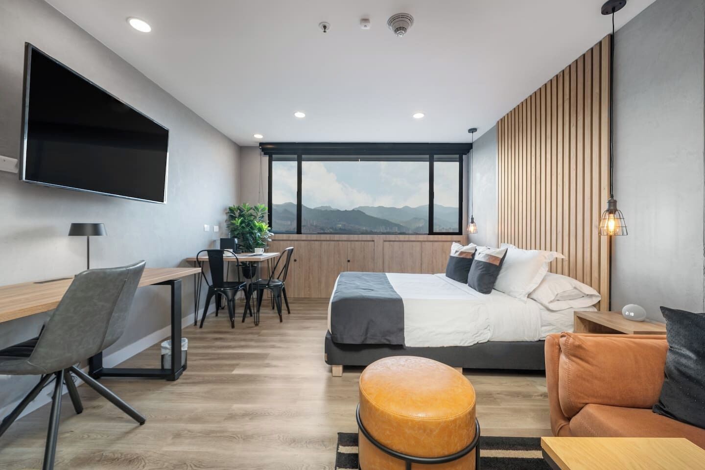 1 habitación, escritorio, tabla de planchar con plancha y wifi 