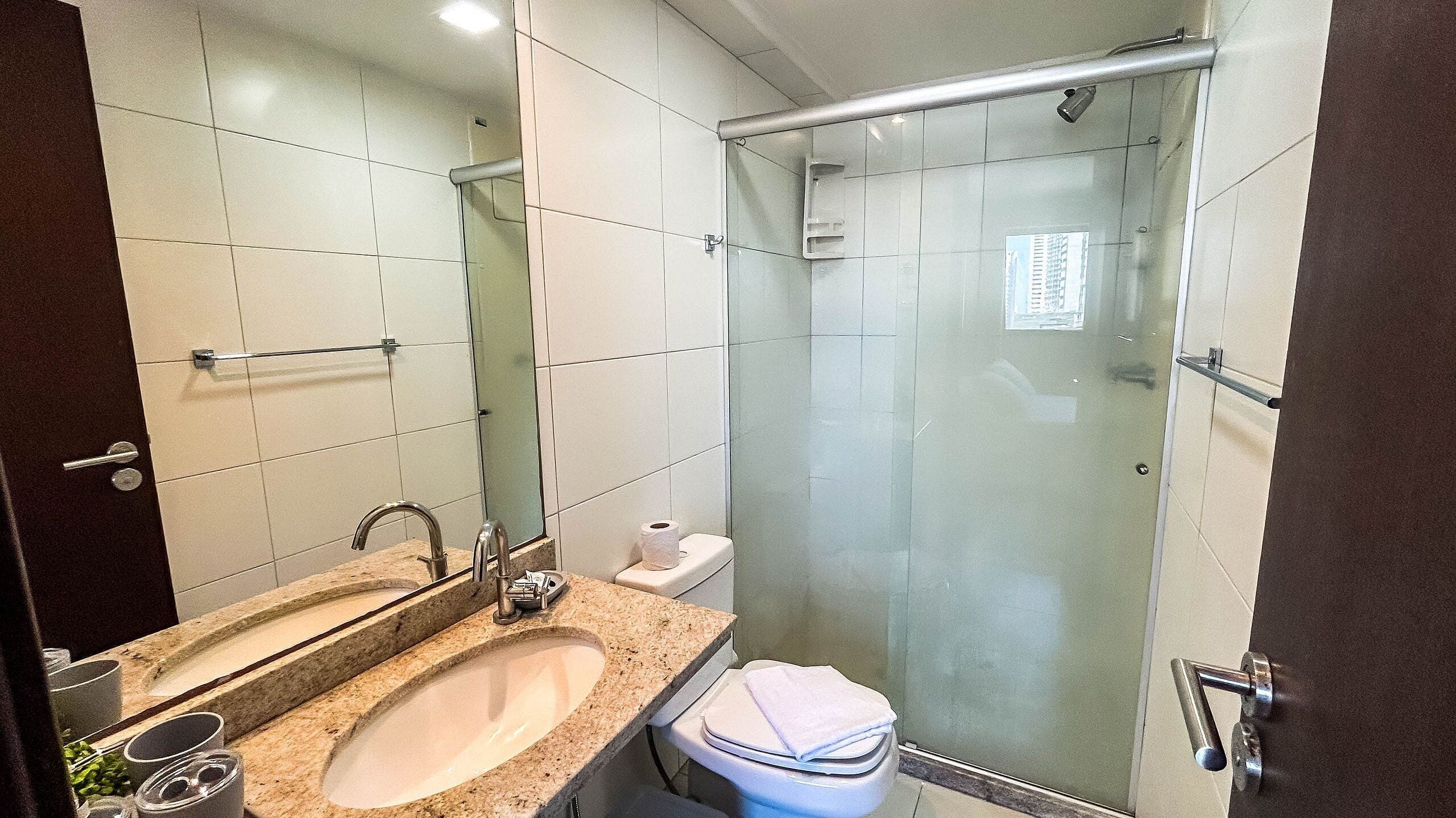 Apartment | Bathroom | Shower, hair dryer, towels, toilet paper