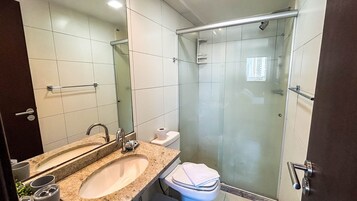 Apartamento | Banheiro | Chuveiro, secador de cabelo, toalhas de banho, papel higiênico