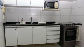Apartment | Private kitchen | Fridge, microwave, oven, cookware/dishes/utensils - Flats at Beach Class Convention by Yolo (Recife)