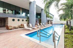 Una piscina al aire libre