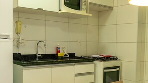 Appartement | Cuisine privée | Réfrigérateur, four à micro-ondes, un four, vaisselle et ustensiles