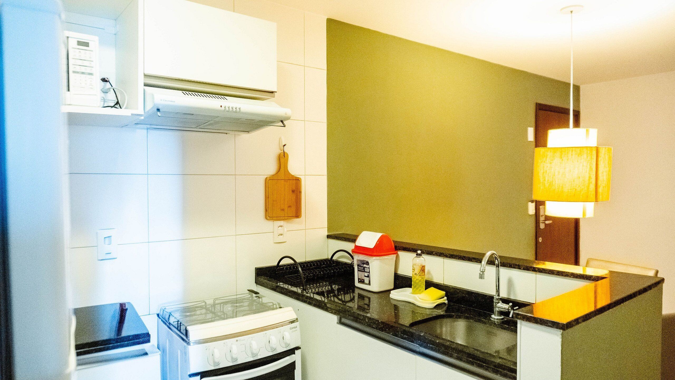 Apartamento | Cocina privada | Frigorífico, microondas, horno y utensilios de cocina