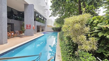 Una piscina al aire libre