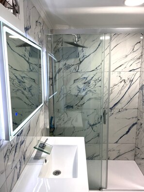 Shower, hair dryer, bidet, towels
