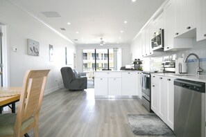 Micro-ondes, four, plaque de cuisson, lave-vaisselle