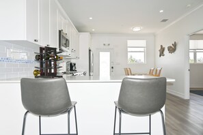 Microwave, oven, stovetop, dishwasher - *NEW* Sea La Vie-Pool & Beach (Key Colony Beach)