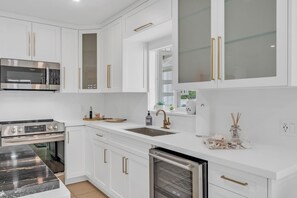 Réfrigérateur, four à micro-ondes, un four, surface de cuisson