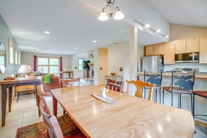 Dining - 8 Mi to Skiing: Mtn-View Getaway in Frisco! (Frisco)
