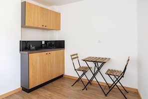 Mikroaaltouuni, kahvin-/teenkeitin