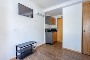 Mikroaaltouuni, kahvin-/teenkeitin