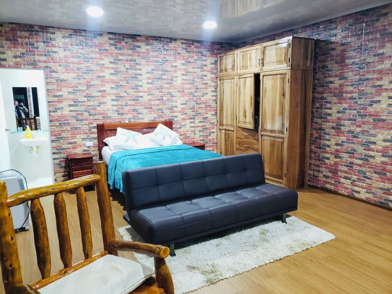 2 dormitorios, tabla de planchar con plancha, wifi gratis y ropa de cama