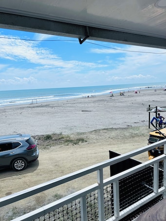 On the beach. Beautiful ocean view house, garage, Ac, laundry, fully equipped, dog friendly 🐕