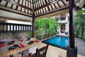 Outdoor dining - Gusde House and Villa Bali (Bali)