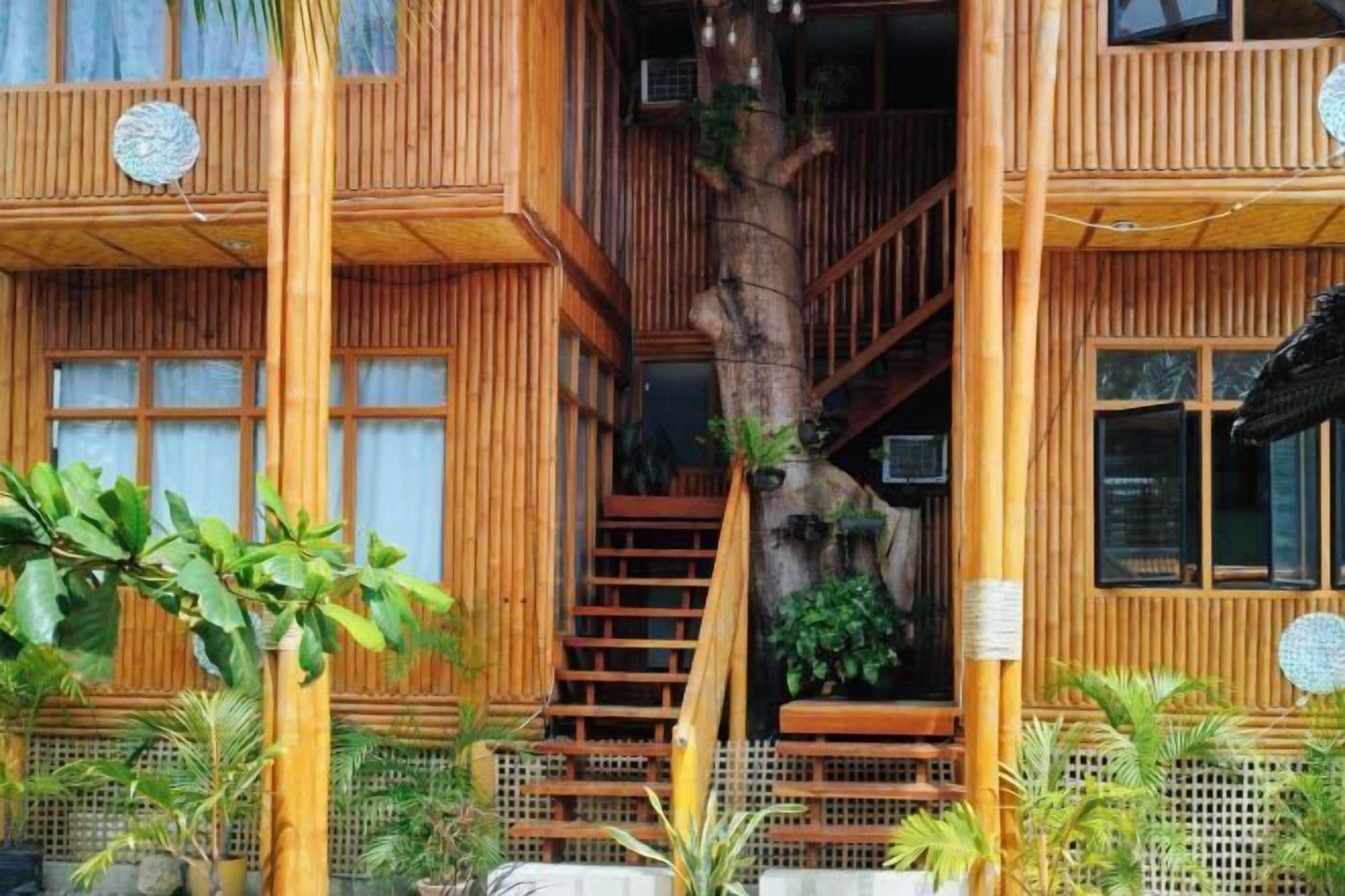 Un edificio de madera con una escalera que lleva a un balcón.
