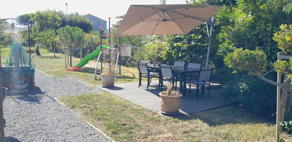 Outdoor dining - Villa des Fleurs - Angoulins sur Mer a 2 pas de L'océan et 5 mn Centre Bourg (Angoulins)