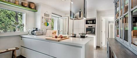 Réfrigérateur, micro-ondes, four, lave-vaisselle