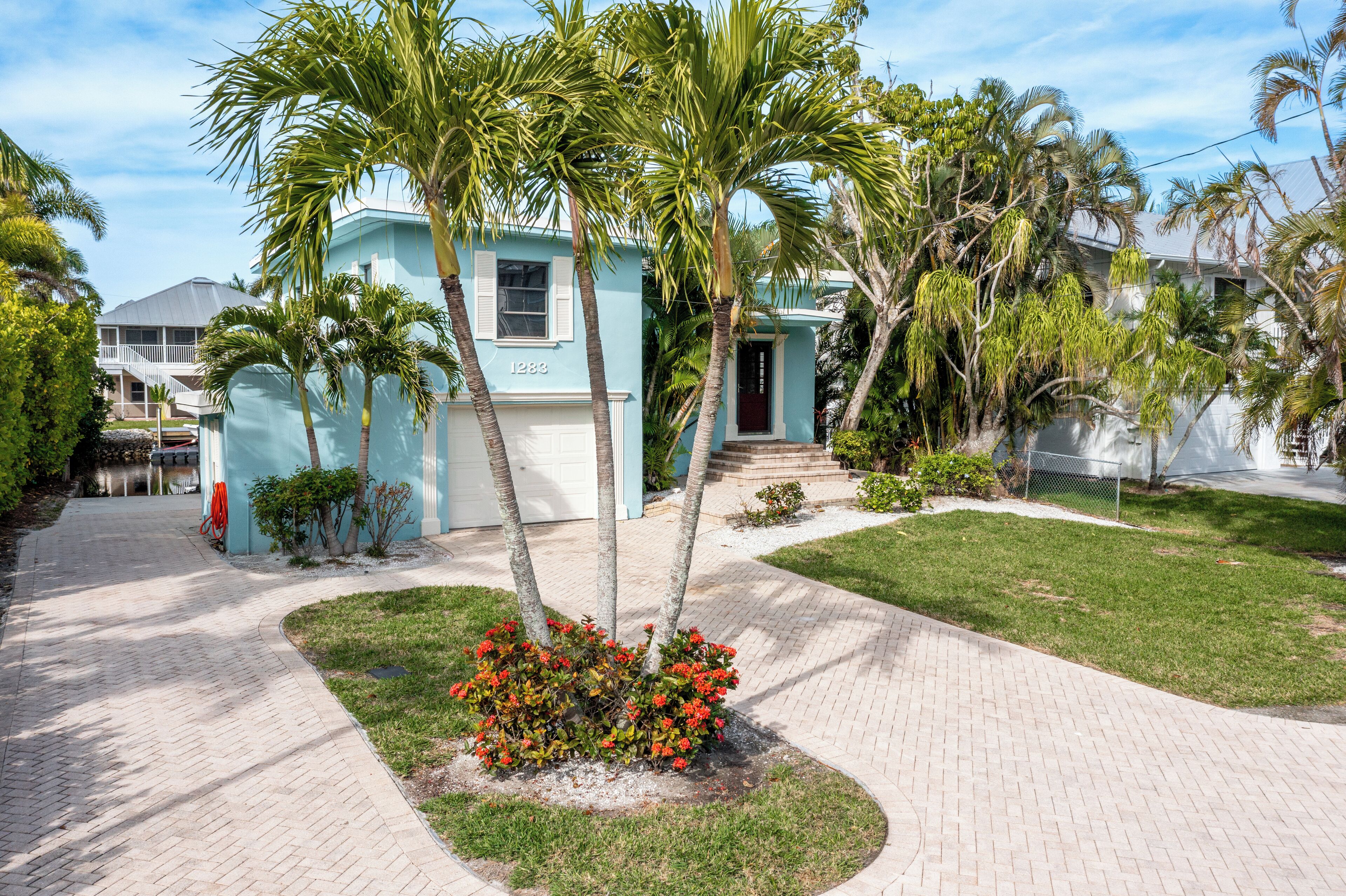 Adorable canal front cottage close to beach with boat ramp, dock & heated pool.