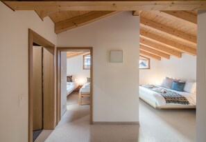 4 bedrooms, iron/ironing board, free WiFi, bed sheets