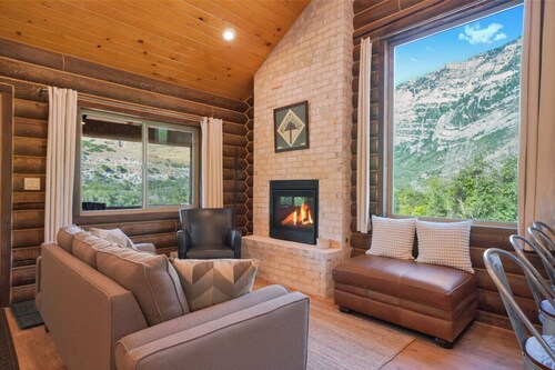 Cute Cabin w/ Mountain Views King Bed