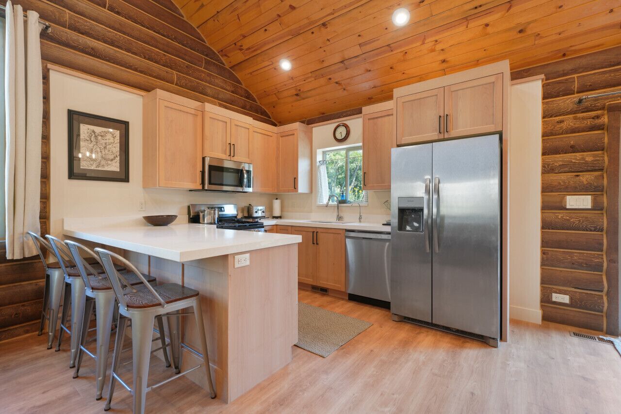 Jääkaappi, mikroaaltouuni, uuni, liesi