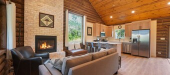 Cute Cabin w/ Mountain Views *King Bed*
