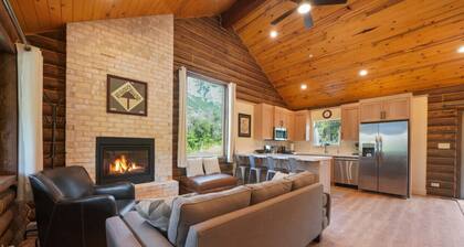 Cute Cabin w/ Mountain Views *King Bed*