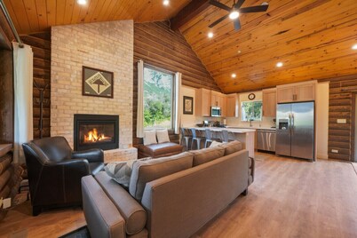 Cute Cabin w/ Mountain Views *King Bed*