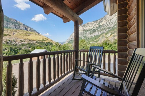 Cute Cabin w/ Mountain Views *King Bed*