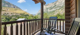Cute Cabin w/ Mountain Views *King Bed*