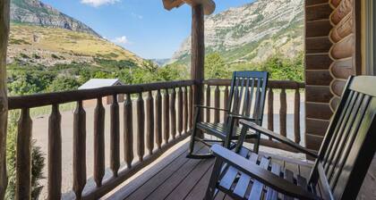 Cute Cabin w/ Mountain Views *King Bed*