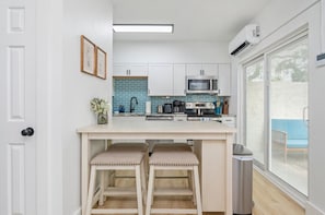 Refrigerador, microondas, parrilla de estufa y lavavajillas