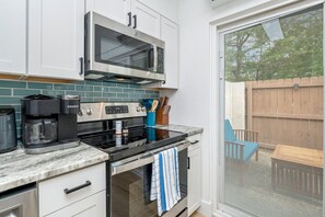 Køleskab, mikrobølgeovn, kogeplade, opvaskemaskine