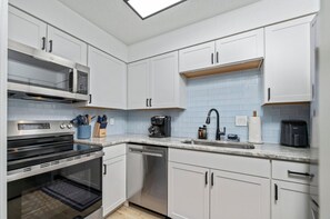 Køleskab, mikrobølgeovn, kogeplade, opvaskemaskine