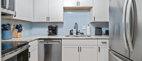 Fridge, microwave, stovetop, dishwasher