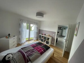 2 bedrooms, travel crib, free WiFi, bed sheets
