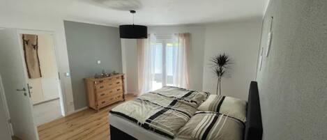 2 Schlafzimmer, Reisekinderbett, kostenloses WLAN, Bettwäsche