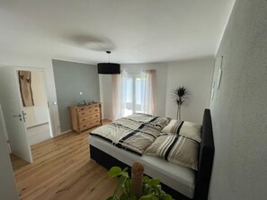 2 Schlafzimmer, Reisekinderbett, kostenloses WLAN, Bettwäsche