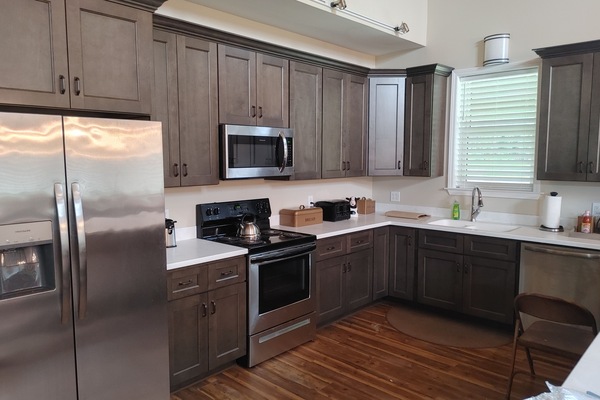 Frigorífico, microondas, horno y placa de cocina