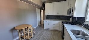 Fridge, microwave, oven, stovetop - Chicago Avenue Inn (Chicago)